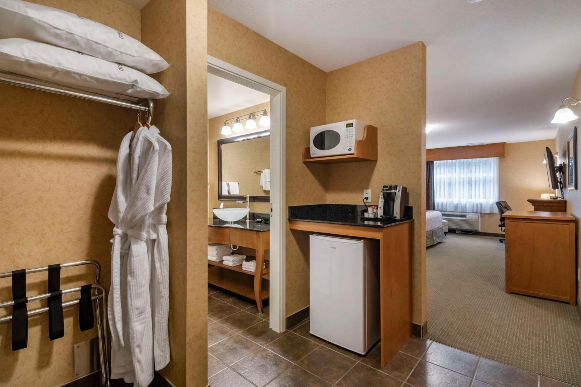 Best Western Sicamous Inn Экстерьер фото